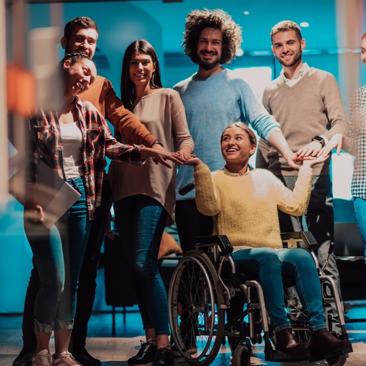 Equipo diverso trabajando en la implantación de un Plan de Igualdad y diversidad LGTBI en la empresa